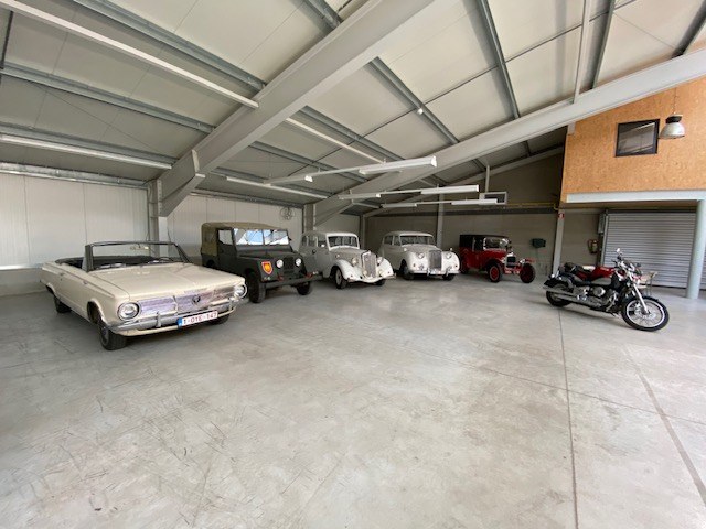 Vue générale du garage et de ses véhicules