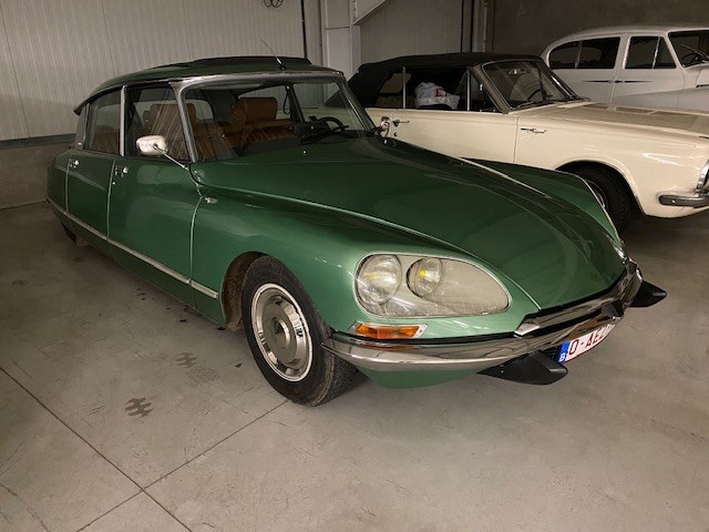 Citroën DS verte dans le garage